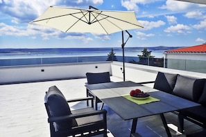 Deluxe House, 4 Bedrooms | Outdoor dining - Holiday Home in Maslenica With Pool (Jasenice)