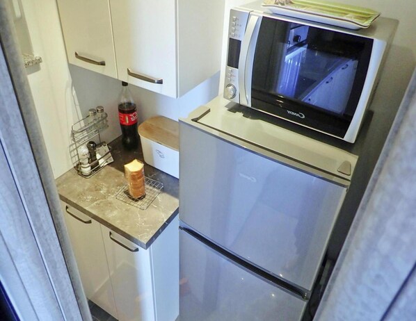 電冰箱、微波爐、烤箱、爐台