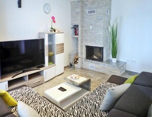 Classic House, 4 Bedrooms | Living room - Holiday Home in Maslenica With Pool (Jasenice)