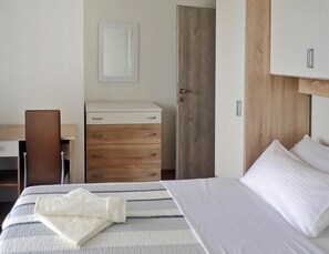 Classic House, 4 Bedrooms | 9 bedrooms, individually furnished - Holiday Home in Maslenica With Pool (Jasenice)