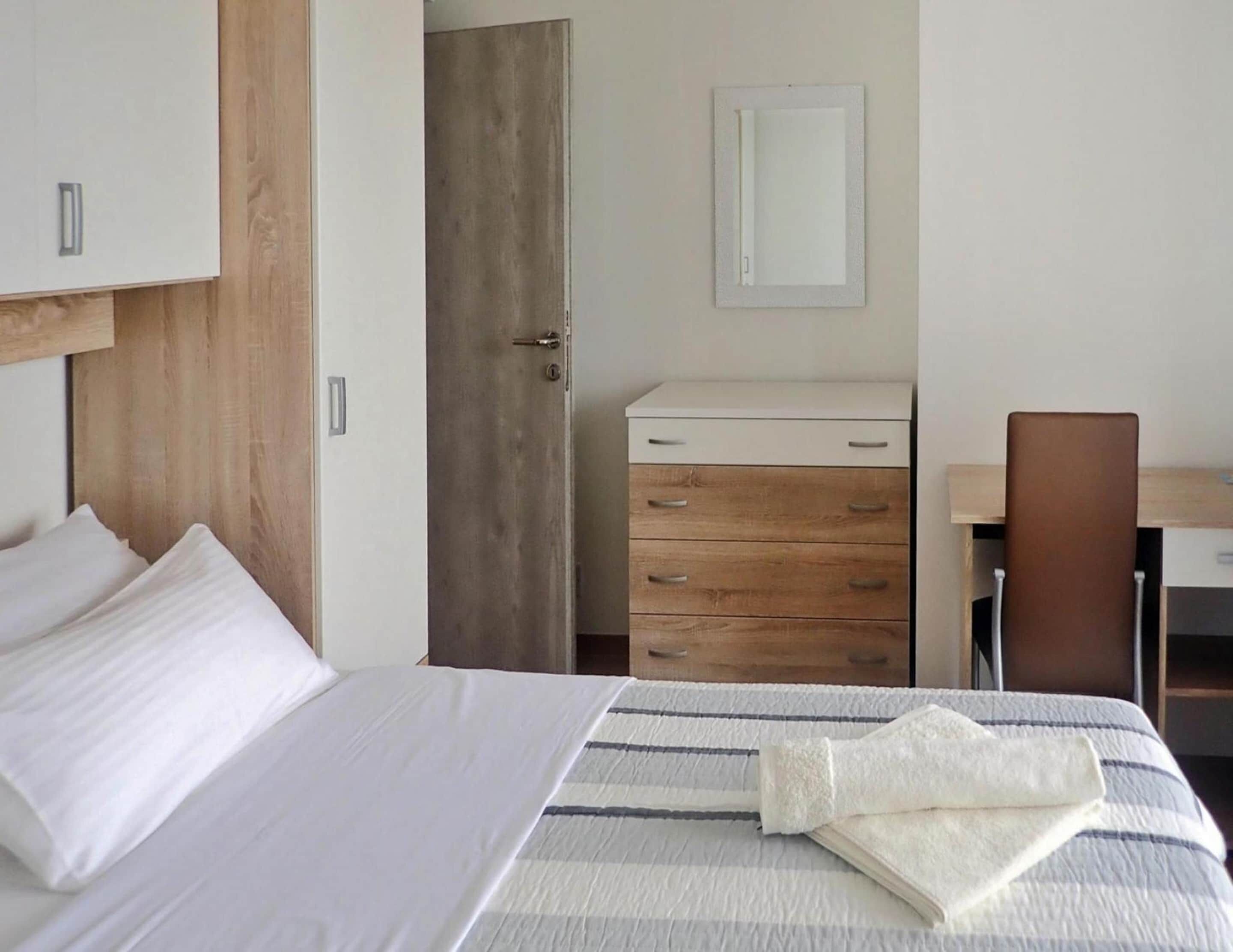 9 quartos, individualmente mobiliados