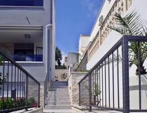 منزل كلاسيكي - ٤ غرف نوم | المنشأة من الخارج