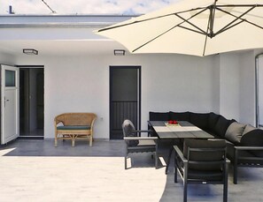 Rumah Klasik, 4 kamar tidur | Balkon