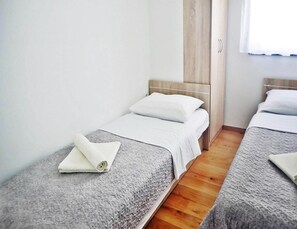 Deluxe House, 4 Bedrooms | 9 bedrooms, individually furnished - Holiday Home in Maslenica With Pool (Jasenice)