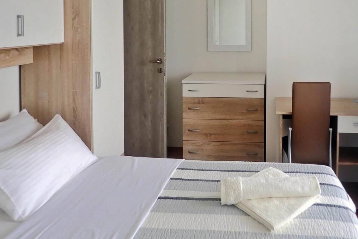 9 Schlafzimmer, individuell eingerichtet