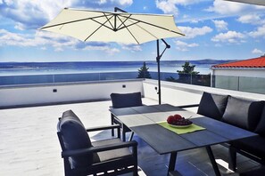 Comfort House, 4 Bedrooms | Outdoor dining - Holiday Home in Maslenica With Pool (Jasenice)