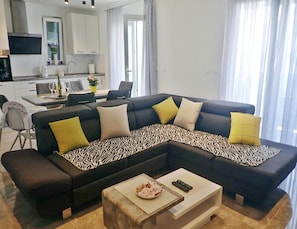 Classic House, 4 Bedrooms | Living room - Holiday Home in Maslenica With Pool (Jasenice)
