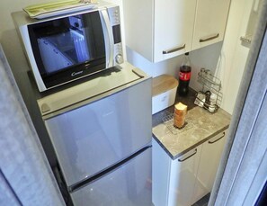 Classic House, 4 Bedrooms | Private kitchen | Fridge, microwave, oven, stovetop