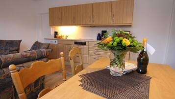Deluxe Apartment, 2 Bedrooms | Dining