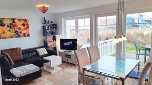 Classic House, 4 Bedrooms | Ruang tamu | Pemain DVD 