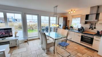 Classic House, 4 Bedrooms | Private kitchen | Fridge, microwave, oven, dishwasher