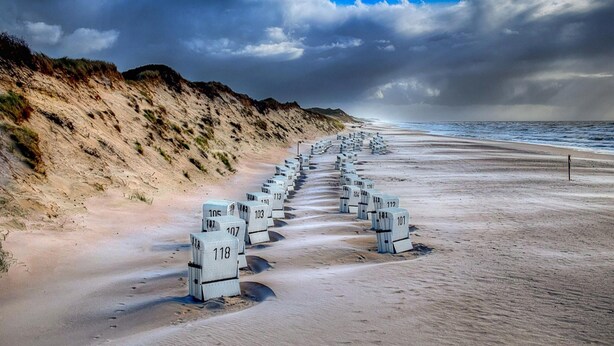 A beach with numbered markers along the shore. - Apartment in Westerland (Sylt)