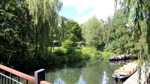 A river with boats and a wooden dock. - Apartments Spreewaldperle, Alt Zauche (Alt Zauche-Wußwerk)