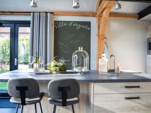 Elite House, 2 Bedrooms | Dining - Modern & Garden-view Holiday Home in Alphen (Alphen)