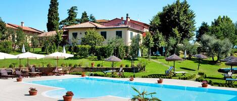 حمام سباحة