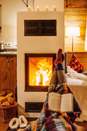 Comfort huis, 4 slaapkamers | Woonkamer | Een open haard