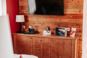 Maison Deluxe, 4 chambres | Salle de séjour | Cheminée