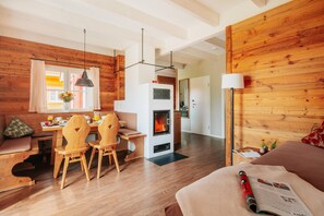 Elite House, 4 Bedrooms | Living room | Fireplace