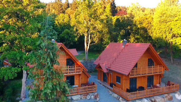Two wooden cabins with red roofs, surrounded by trees and rocks. - Cottage, Schierke (Wernigerode)