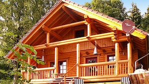 A log cabin with a porch, multiple windows, and a satellite dish. - Blockhaus, Schierke (Wernigerode)