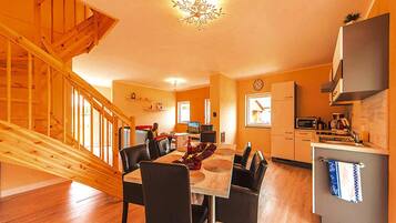 Comfort House, 3 Bedrooms | Dining