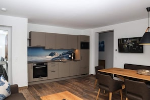 Fridge, microwave, dishwasher, coffee/tea maker