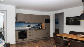 Departamento Deluxe, 2 habitaciones | Cocina privada | Refrigerador, microondas, lavavajillas y cafetera y tetera