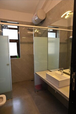 Ducha, jabón, shampoo, papel higiénico