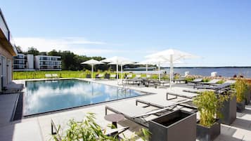 Kolam renang outdoor dan sebuah kolam renang air hangat