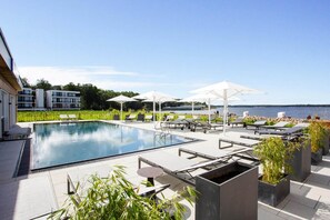 Utomhuspool och uppvÀrmd pool