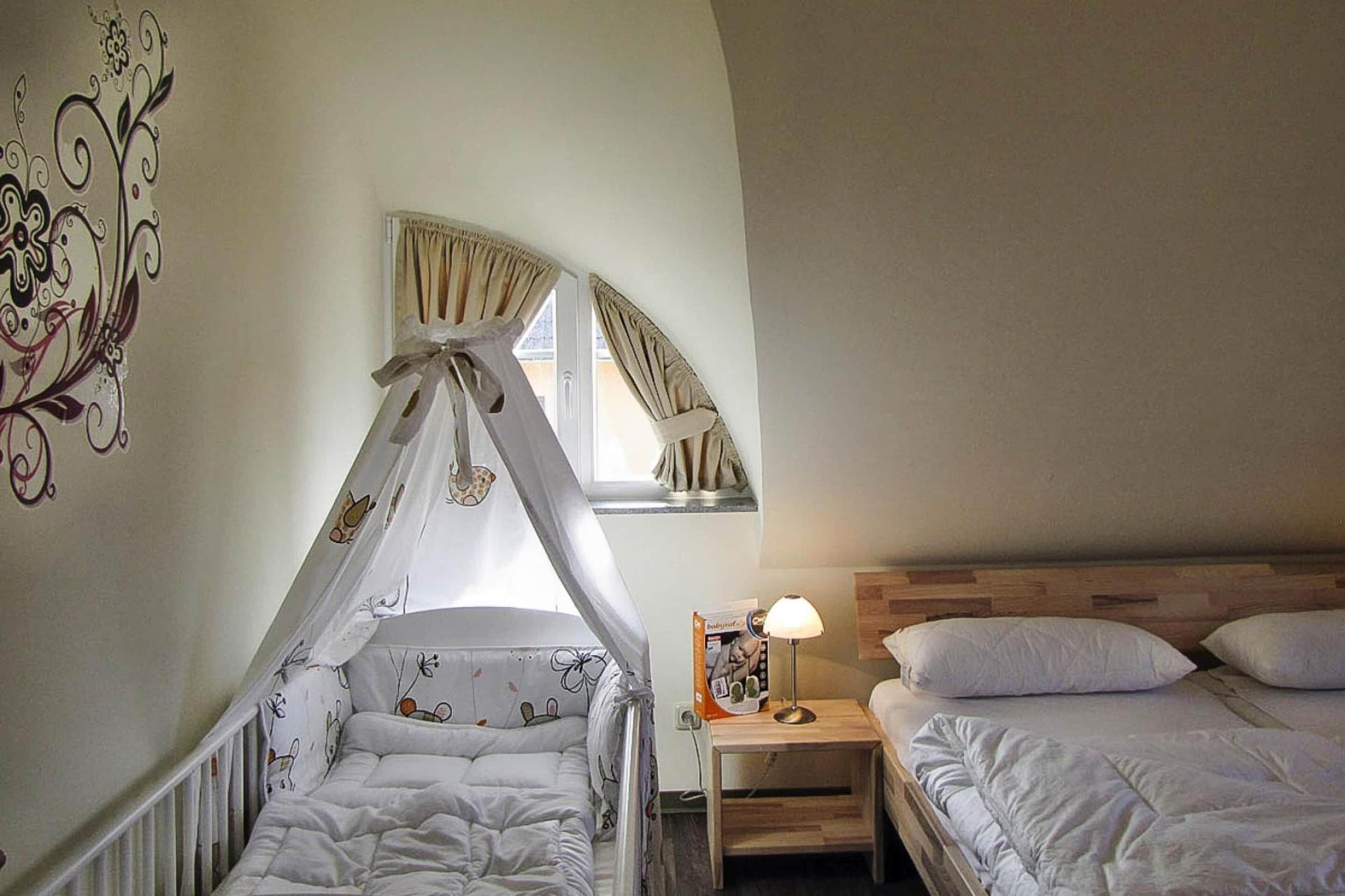 12 kamar tidur dan dilengkapi dengan perabotan berbeda-beda