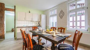 Apartamento clássico, 2 quartos | Opções para refeição