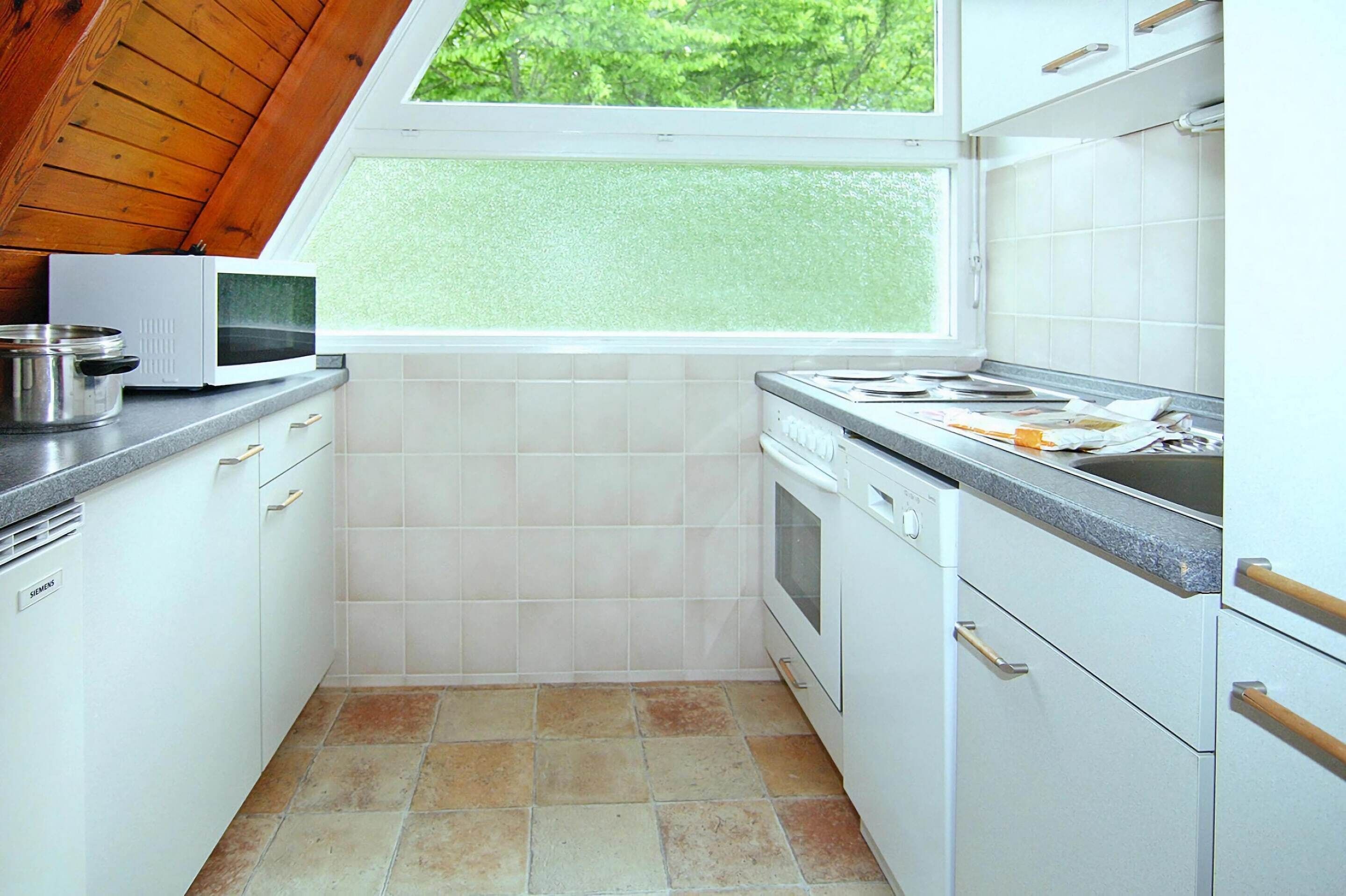 Kühlschrank, Ofen, Geschirrspüler, Wasserkocher mit Kaffee-/Teezubehör