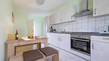 Apartamento conforto, 3 quartos | Cozinha privada | Geladeira, micro-ondas, fogão, lava-louças