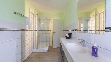 Comfort Apartment, 3 Bedrooms | Bathroom | Shower, hair dryer