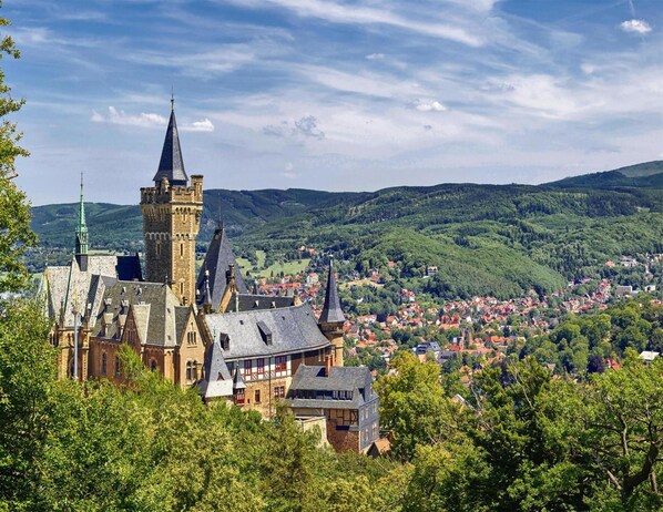 A historic castle with multiple towers and a town below. - Apartment Schlossblick, Wernigerode (Wernigerode)