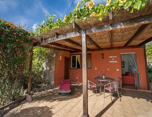 Classic House, 2 Bedrooms | Exterior - Holiday Home in Malpais de Candelaria With a Terrace (Candelaria)