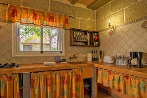 Comfort House, 2 Bedrooms | Private kitchen | Fridge, microwave, coffee/tea maker, electric kettle - Holiday Home in Malpais de Candelaria With a Terrace (Candelaria)