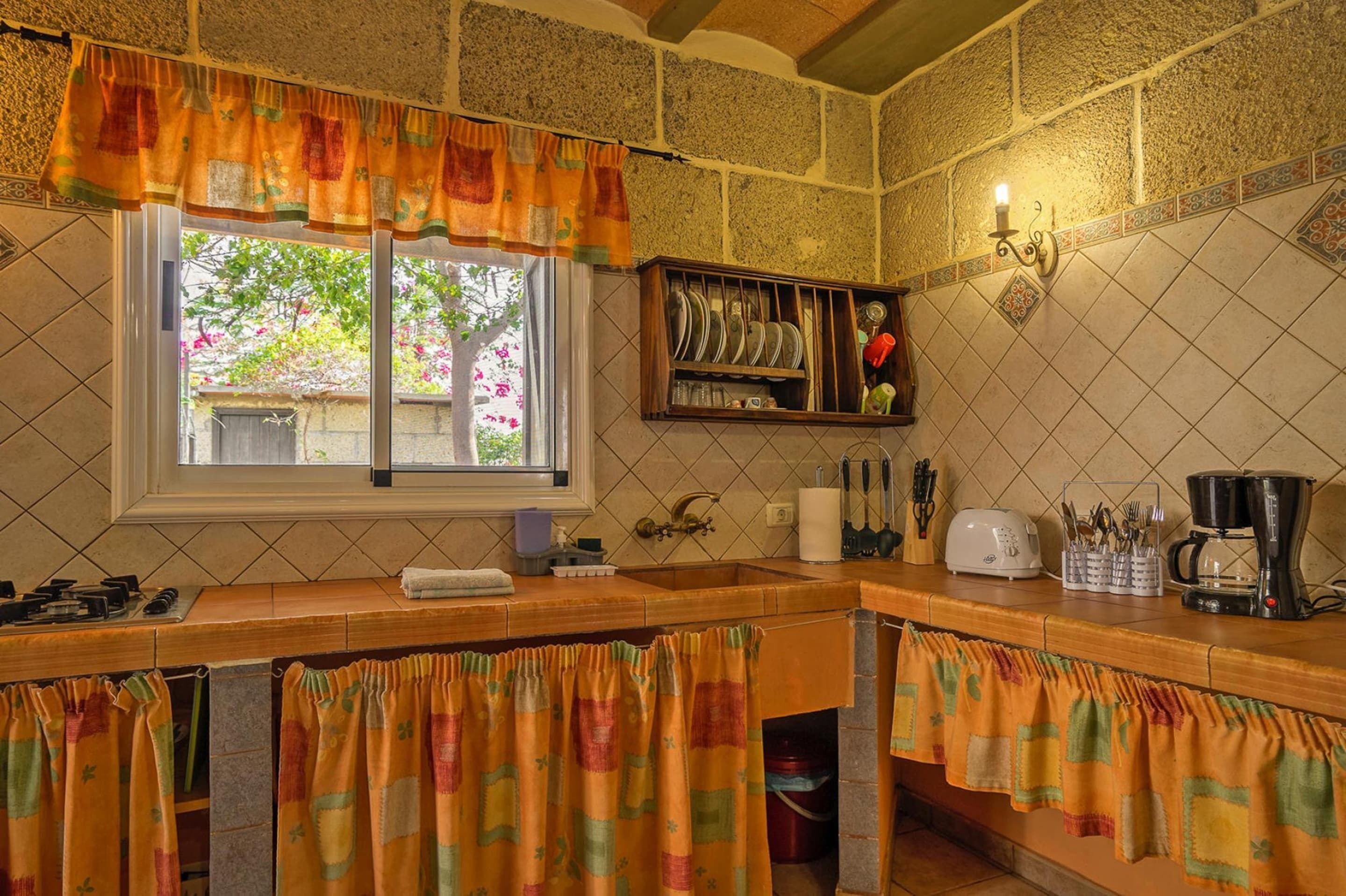Lemari es, microwave, mesin pembuat kopi/teh, dan ketel listrik
