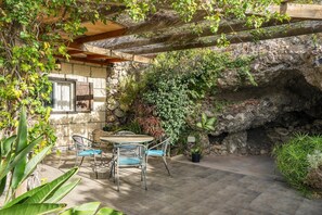 Deluxe House, 2 Bedrooms | Garden