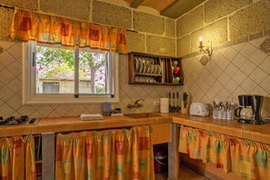 Refrigerador, microondas, cafetera y tetera y tetera eléctrica 