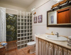 Casa clásica, 2 habitaciones | Baño | Regadera y secadora de cabello 