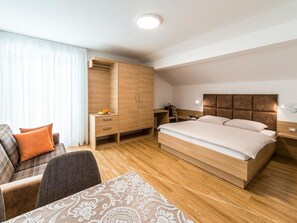 Comfort Apartment, 2 Bedrooms | 7 bedrooms, individually furnished, bed sheets - Apartment in Dorf Tirol Near Tennis Court (Tirolo)