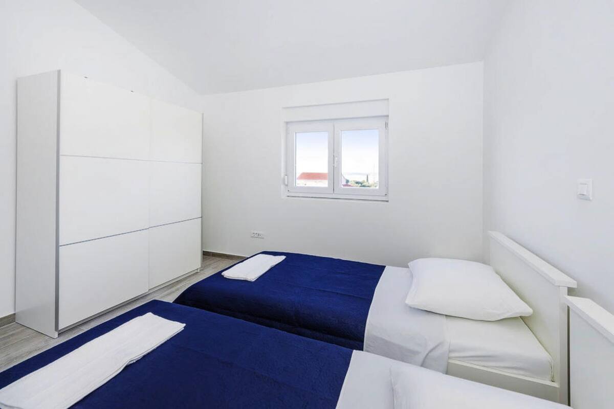 6 bedrooms, individually furnished