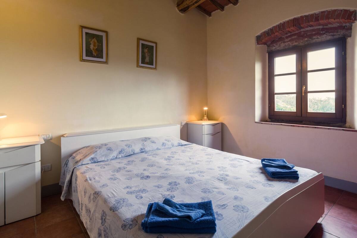 12 bedrooms, individually furnished, bed sheets