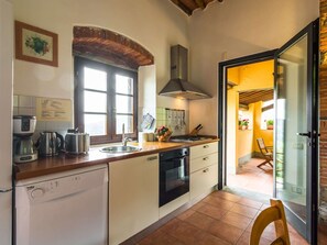 Kühlschrank, Ofen, Geschirrspüler, Wasserkocher mit Kaffee-/Teezubehör