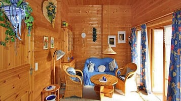 Deluxe Bungalow, 2 Bedrooms | Ruang tamu | Pendiangan