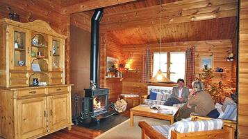 Comfort Bungalow, 2 Bedrooms | Living room | Fireplace