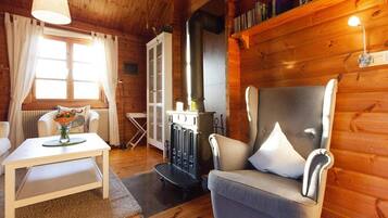 Deluxe Bungalow, 2 Bedrooms | Living room | Fireplace