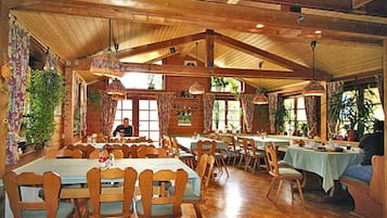 Bungalow tiện nghi đơn giản, 2 phòng ngủ | Phòng khách | Lò sưởi